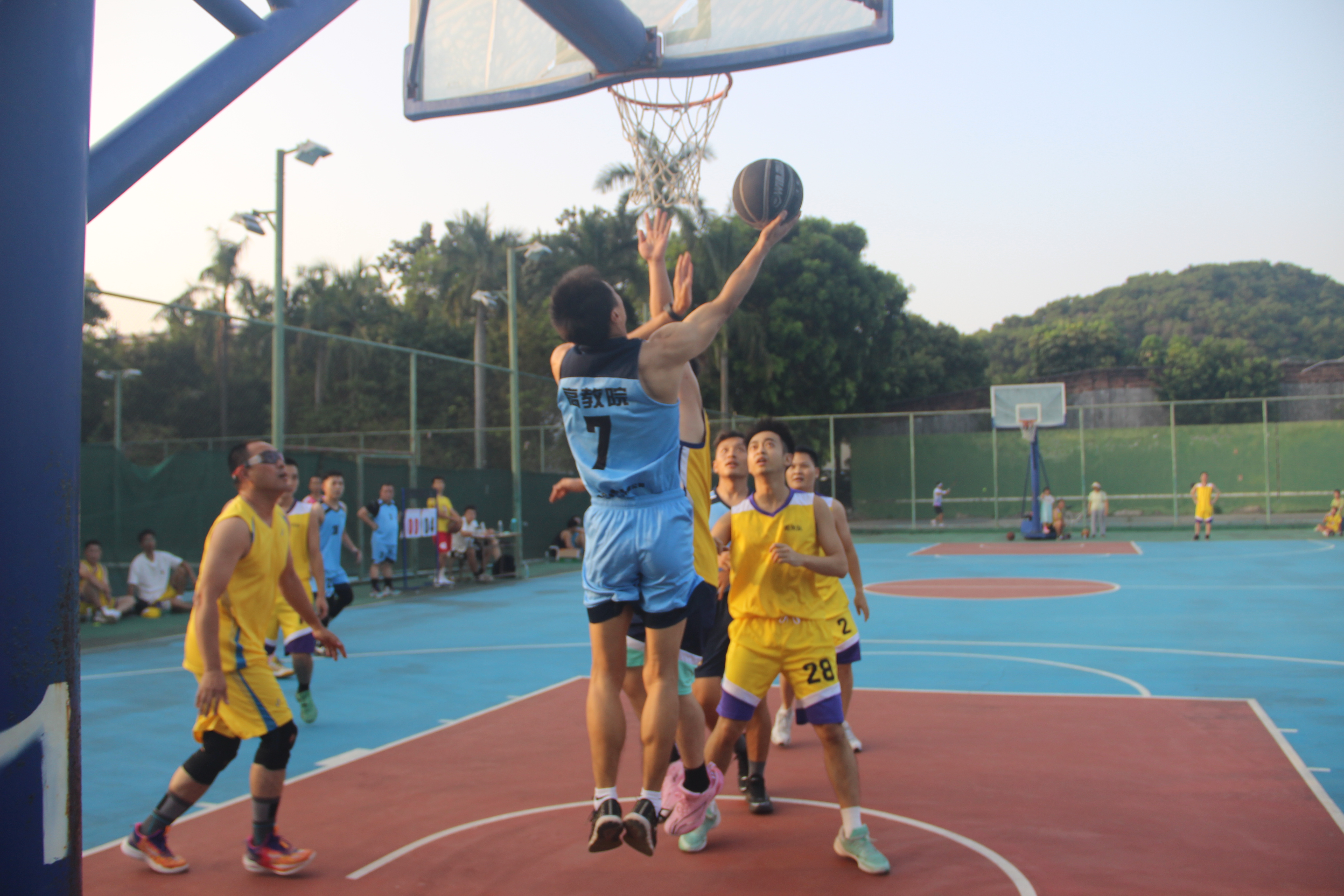 关于精彩不断!比赛中球员们如何诠释篮球的魅力?的信息 关于精彩不断!比赛中球员们如何诠释篮球的魅力?的信息