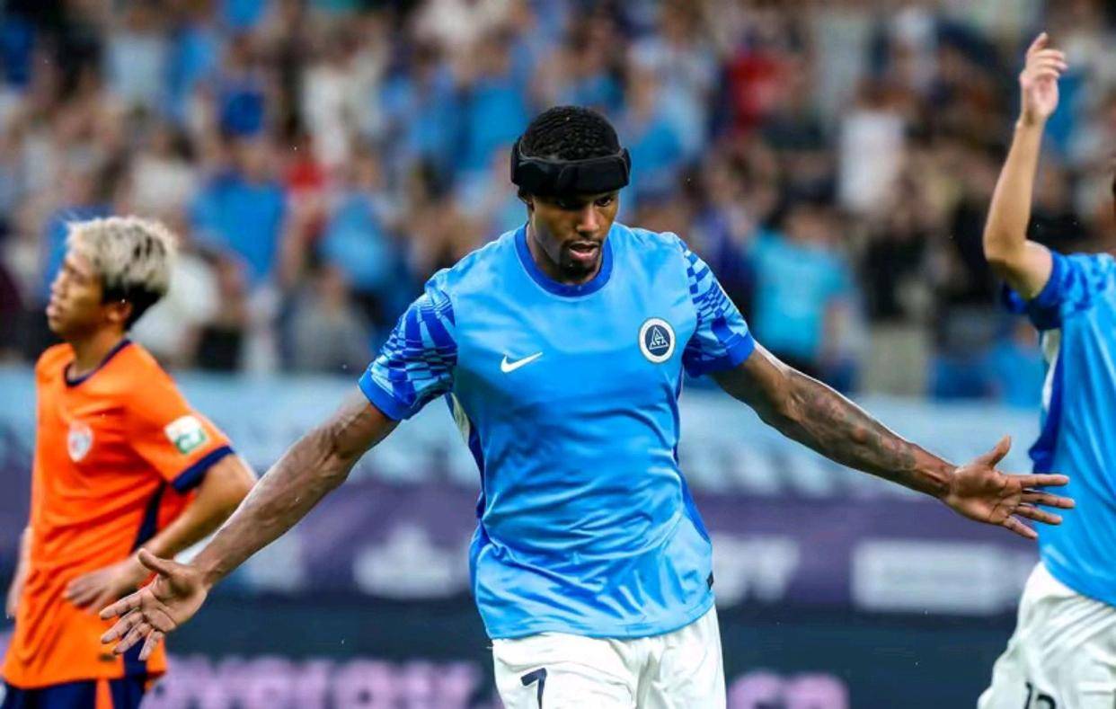 足球比赛中球员技术一流,表现抢眼 足球比赛中球员技术一流,表现抢眼