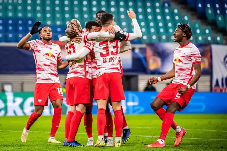 包含莱比锡红牛主场大捷，保持不败势头的词条