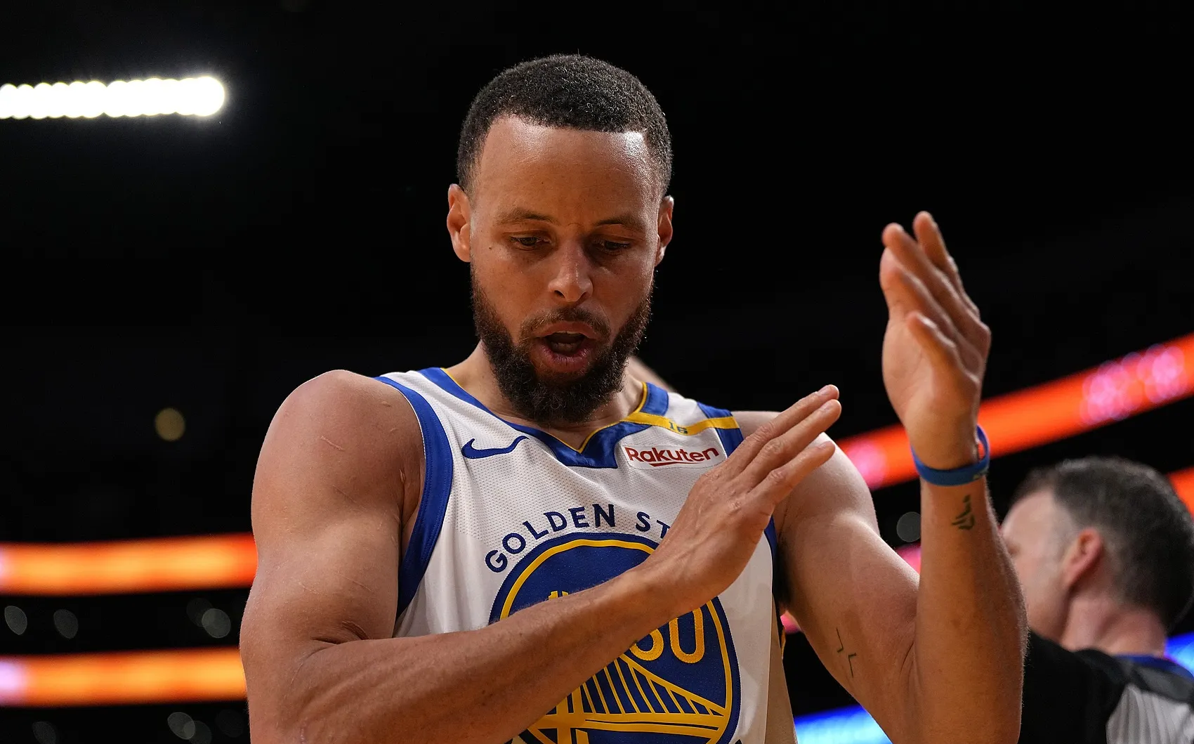 灰熊击败老鹰，再次获得胜利