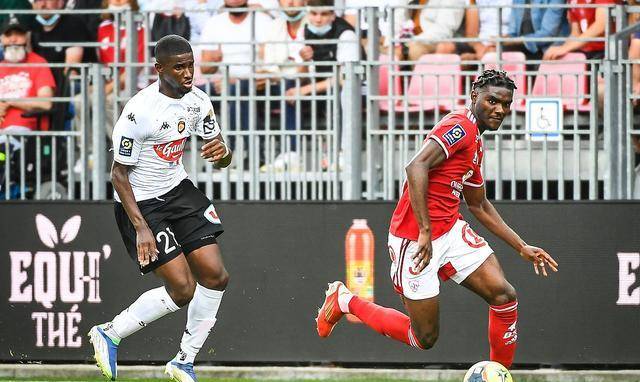 布雷斯特队在法甲联赛中全面崛起 布雷斯特队在法甲联赛中全面崛起