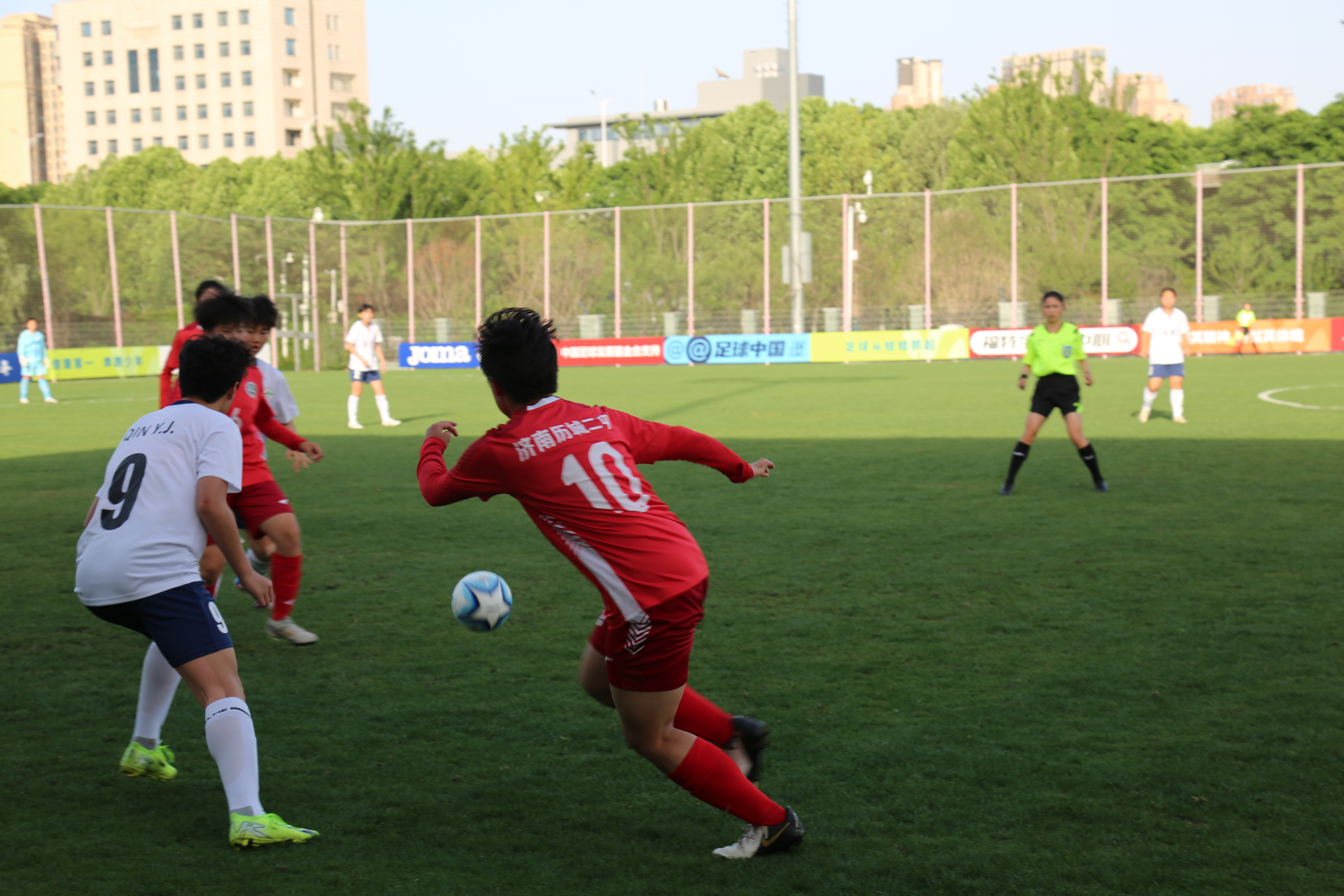 职业足球赛事精彩纷呈，强队实力逐渐显露的简单介绍