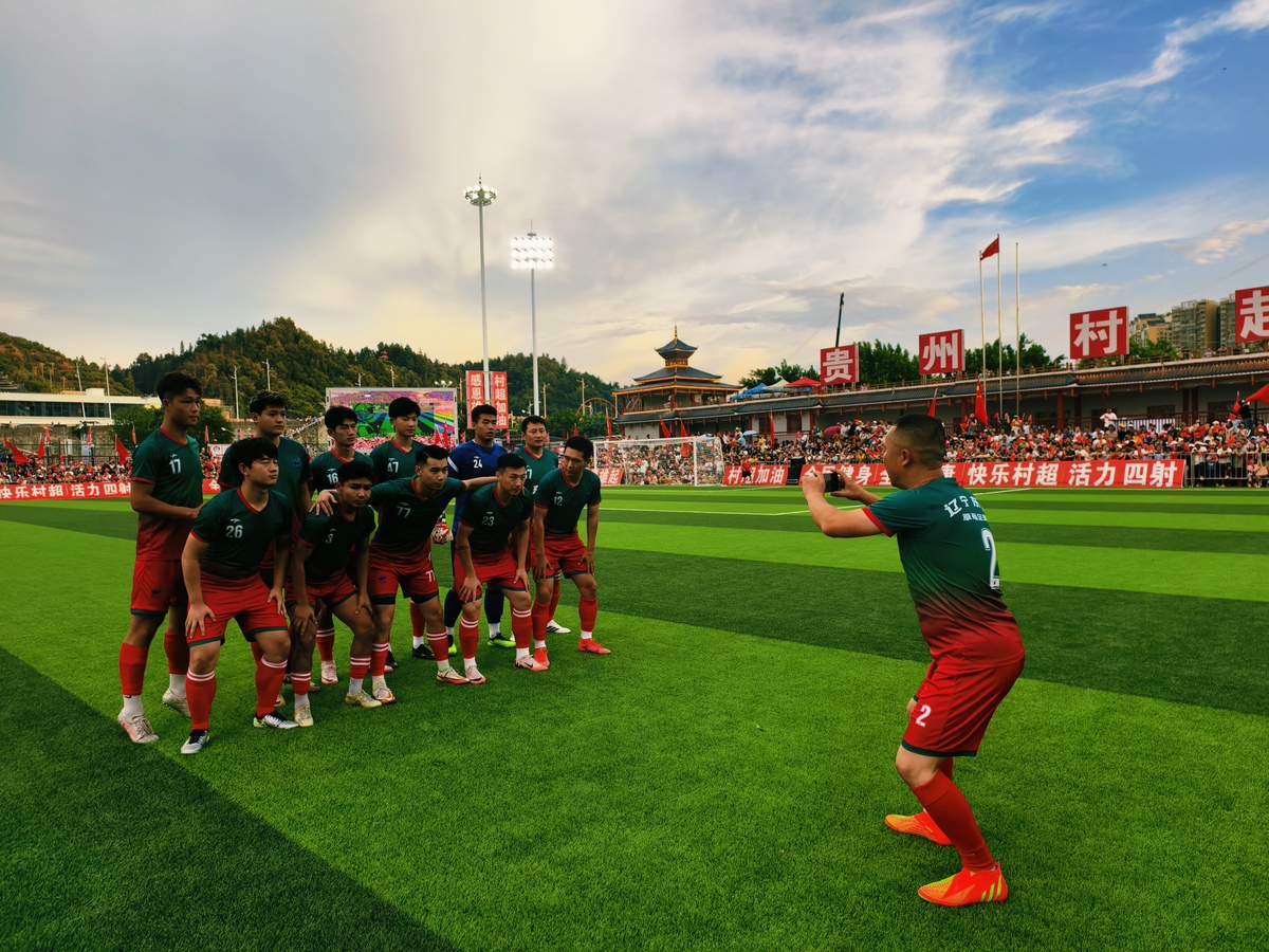 职业足球赛事精彩纷呈，强队实力逐渐显露的简单介绍