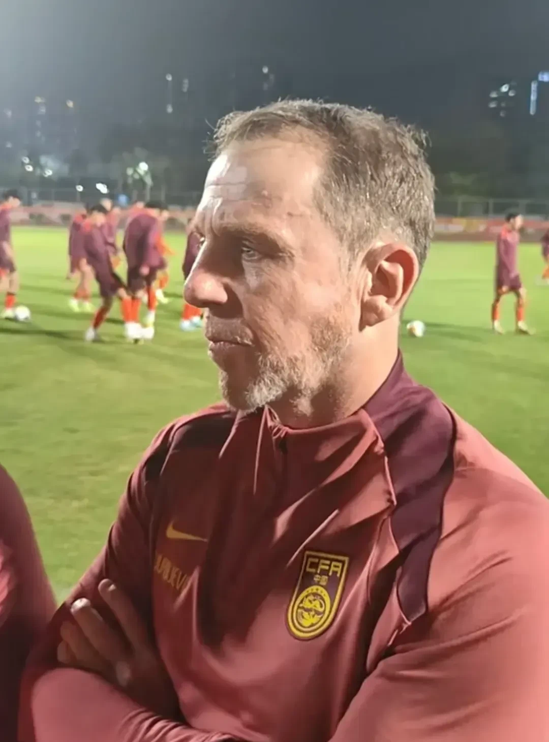 关于球队管理层解雇主教练引发球员情绪困扰的信息