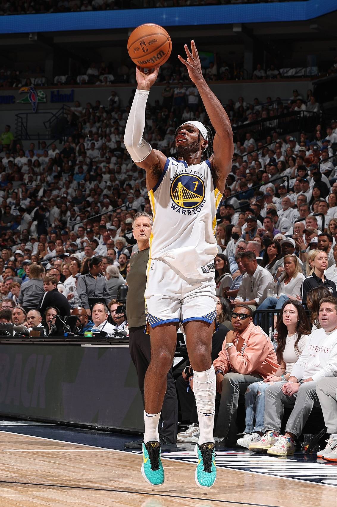 勇士险胜热火,拉文点燃赛场 勇士险胜热火,拉文点燃赛场