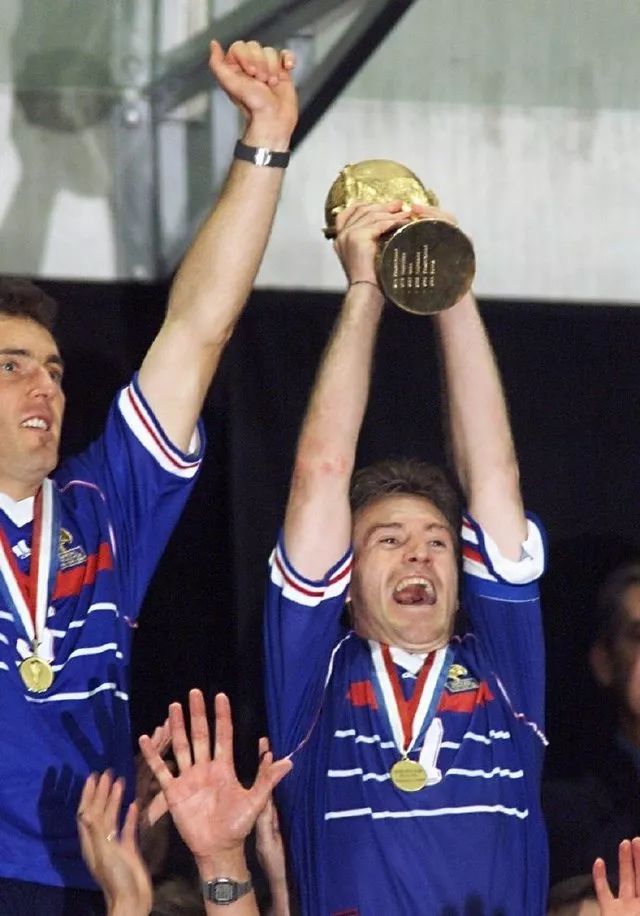 法国队完胜瑞典队，奥恰洛夫点燃赛场的简单介绍